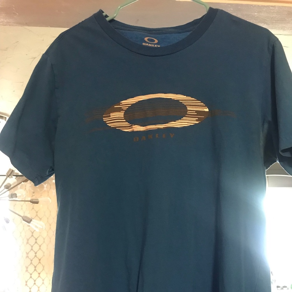 Men’s Oakley shirt